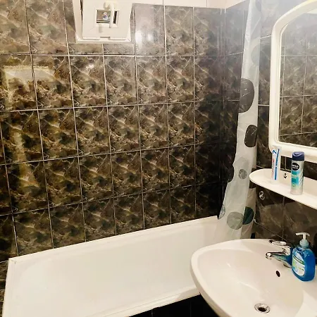 Central Apartment Near The Old Town Gl19 *